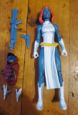 Figura de acción VHS Marvel Legends Mystique con Baby Nightcrawler animada Foto 1 de 2