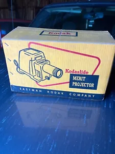 Proiettore vintage Kodak Kodaslide Merit - Foto 1 di 6