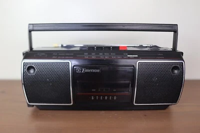 Reproductor/radio de casete portátil clásico vintage de los años 90 Emerson + cable de alimentación Foto 1 de 4