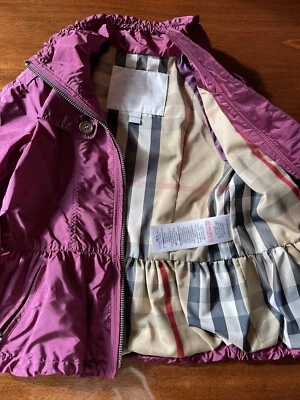 Niñas BURBERRY 5Y Magenta Cremallera Flecos Cinturón Manga Redonda House Check Chaqueta Abrigo Foto 1 de 4
