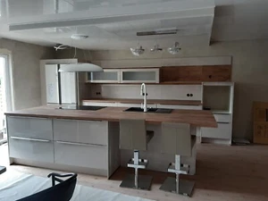 Einbauküche mit Kochinsel - Bild 1 von 12