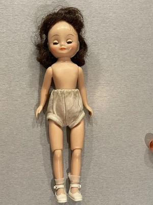 "Muñeca y ropa Betsy McCall parpadeante de plástico duro articulado con rótula de la década de 1950 8"""  Foto 1 de 4