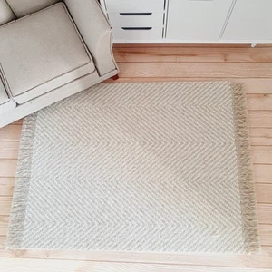 Alfombra moderna de espiga beige claro para casa de muñecas | Escala 1:12 | Alfombra miniatura - Imagen 1 de 6