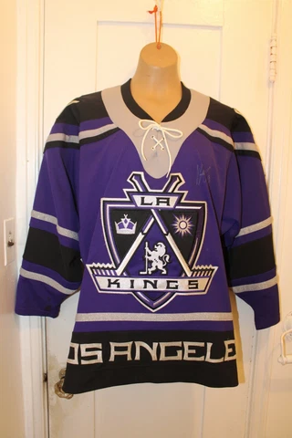 CCM LA KINGS Shield Crest Hockey Jersey Men's Small TEAM SIGNED Dustin Brown Cover