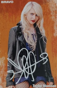 TAYLOR MOMSEN - Tarjeta de autógrafo 10x7cm - Autograph Trading Card colección BRAVO - Imagen 1 de 1