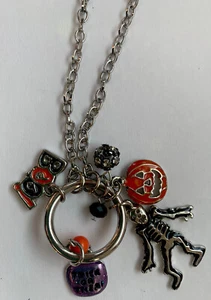 Emailliertes Skelett Halloween Halskette Silberfarben Boo Charms Spooky Season Scary - Bild 1 von 5
