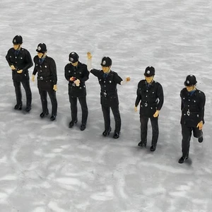 FG32 - 1960s Policemen Figures (x6) unpainted TT scale - Foto 1 di 7