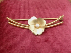 Broche prendedor vintage de barra de perlas reales con flor de pensamiento relleno de oro de 12k años 40 firmado en caja original - Imagen 1 de 5