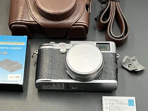 Fujifilm X100 FinePix 12,3 megapixel fotocamera digitale argento testata spedizione gratuita #254 - Foto 1 di 18