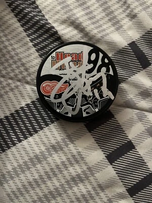 STEVE YZERMAN signed RED WINGS STANLEY CUP CHAMPIONS puck JSA COA RARE HOF LEGEN - Image 1 of 3