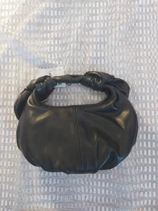 Damen Schultertasce mit Knotendetail Lederimitat, Schwarz mit Reißverschluss - Bild 1 von 2