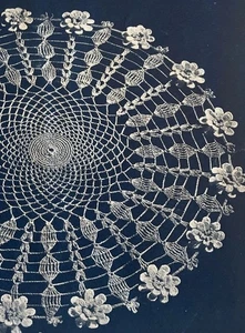 Vintage 1950er Royal Hand Häkelmuster ROSA ASTER IRISCHES MOTIV 13" DECKCHEN - Bild 1 von 1