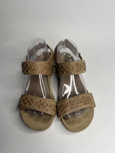 Clarks Bendables Sandals Women Size 9M Beige Leather Wedge Heel Floral Detail - Picture 1 of 5