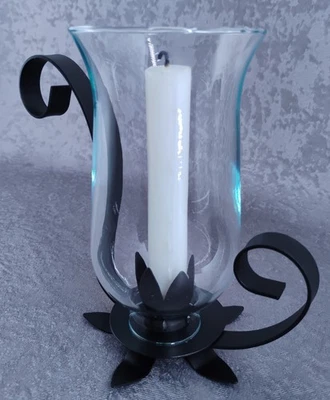 Candelabro de hierro forjado Scroll Hurricane negro con chimenea de vidrio tintado azul Foto 1 de 4