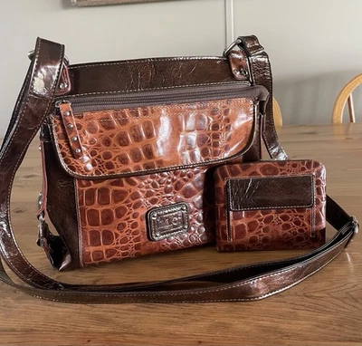 Cartera de cuero MC (Marc Chantal). Tiene almacenamiento, correa bandolera, logotipo frontal! Foto 1 de 4