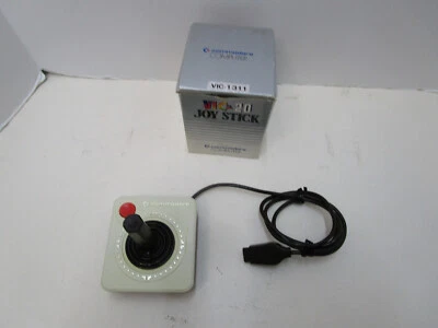 COMMODORE VIC-1311 JOYSTICK IN SCATOLA PER C64 VIC-20 +4 C16 C128 TESTATO/FUNZIONANTE L8 - Immagine 1 di 4