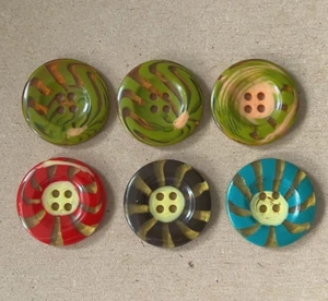 6x LARGE MIXED PATTERNED 4 HOLE PLASTIC 38mm BUTTONS - Picture 1 of 1