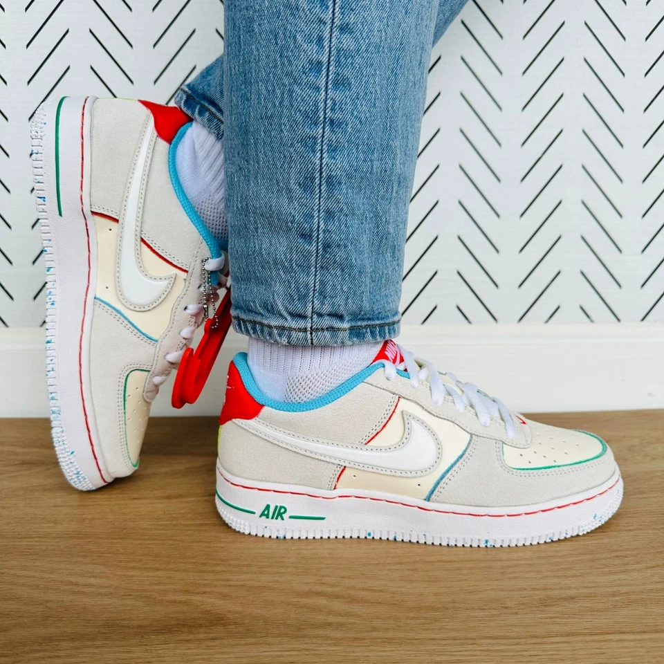 ⭐Nike AIR FORCE 1 Zapatos Retro Niños Grandes 6Y BAJO LV8 GALLETAS NAVIDEÑAS GS FQ8350-110 Foto 1 de 1