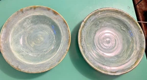 2 Studio Kunstkeramik flache Schalen glasiert signiert aquamarin hellbraun rustikal Strand 8 Zoll - Bild 1 von 1