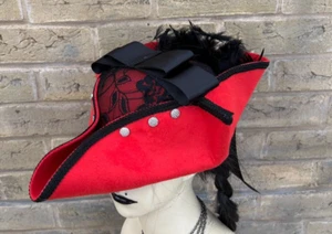 Hermoso Sombrero Tricornio Rojo Negro Inspirado en Bridgerton Damas Arco Plumas 57 cm (14) - Imagen 1 de 12