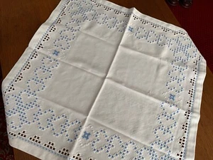 Handbestickte Tischdecke 69 x 69 cm, weiß blau Herzen Baumwolle - Bild 1 von 4