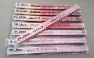 *Defecto de acabado defectuoso de fábrica* 8 pares de baquetas Vic Firth University of Georgia - Imagen 1 de 10