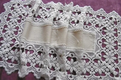 Très beau et grand chemin de table entouré d'une superbe DENTELLE - Photo 1/4