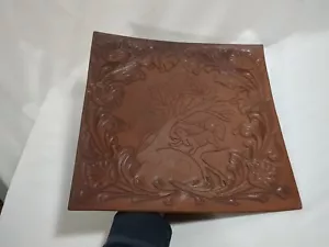 Cuadro de arte floral ornamentado de ardilla de cuero martillado hecho a mano de colección 12 1/4" - Imagen 1 de 10
