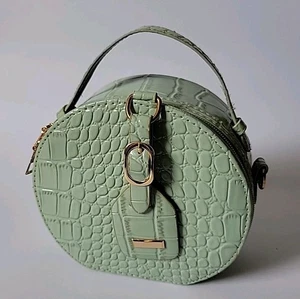 Cartera de cuero vegano Calpak redonda de cocodrilo en relieve espuma de mar asa superior cremallera alrededor - Imagen 1 de 14