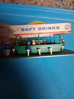 Atlas HO REFRESHMENT STAND With People Already Made - Image 1 of 4