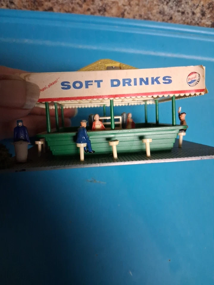 Atlas HO REFRESHMENT STAND With People Already Made - Image 1 of 4