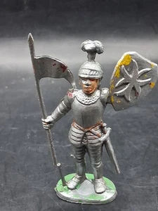 Caballero de plástico pintado vintage con bandera y escudo 3" - Imagen 1 de 4