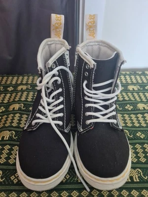 Botas Dr. Martens Airwair Delaney pretas verdadeiras com cadarço Jr. - Imagem 1 de 4