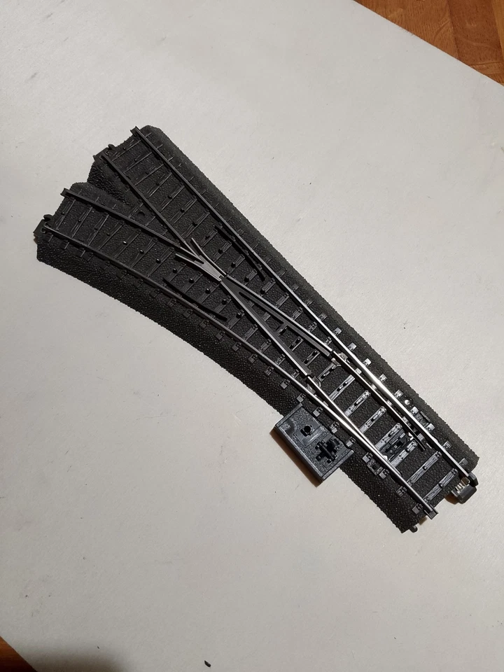 MARKLIN HO 24611  SCAMBIO SINISTRO PER BINARIO C FUNZIONANTE,  TESTATO OTTIMO - Immagine 1 di 1