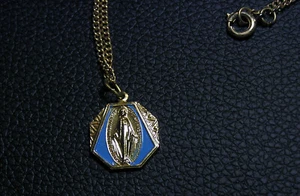 Vintage gold tone blue enamel Blessed Virgin Mary pendant - Picture 1 of 3