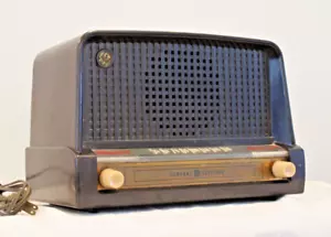 General Electric GE Model 226 - 6 Tube AM Radio Plastic - 1949 - Works - Picture 1 of 12