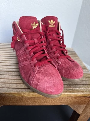 Camisetas altas Adidas vintage de gamuza roja Foto 1 de 4