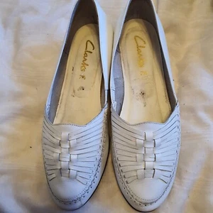 Womens CLARKS White Leather Mocassin Shoes Casual Size 7 wedge heel Excel condit - Picture 1 of 3