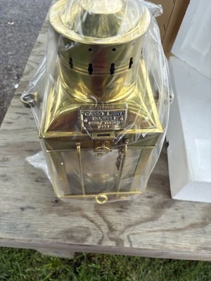 Lámpara de aceite de luz de carga de latón No. 3954 Gran Bretaña 1939 15" de alto x 6 1/2” de ancho Foto 1 de 4