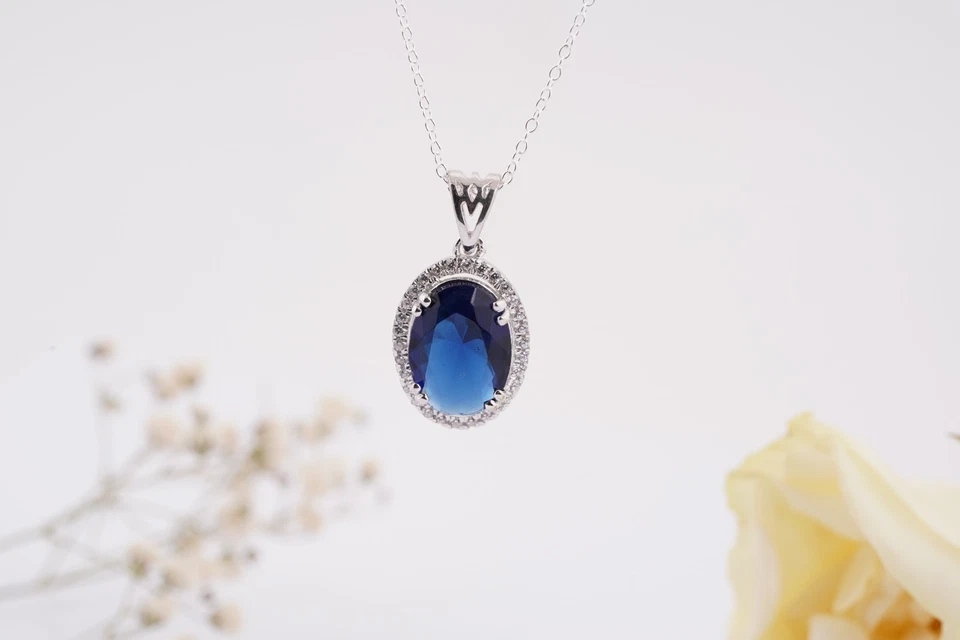 Colgante con halo de tanzanita azul creado en laboratorio de corte ovalado de 1,25 quilates chapado en oro blanco de 14 quilates Foto 1 de 4