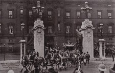 R323982 Their Majesties leaving Buckingham Palace in the State Coach. Coronation