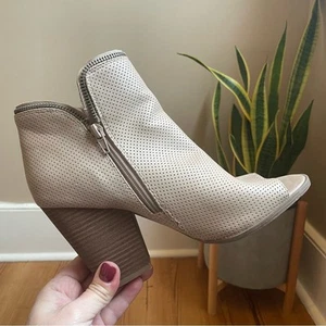 Dolce Vida faux leather beige heeled peep toe bootie SIZE 8.5 - Picture 1 of 8