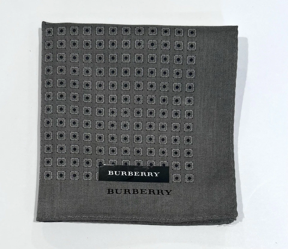 NOVO COM ETIQUETAS LENÇO MASCULINO BURBERRY cinza geométrico BOLSO DE ALGODÃO QUADRADO 20” - Imagem 1 de 4