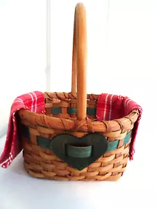 Cesta tejida vintage con toalla de cocina (nueva con etiquetas) tema corazón mango - Imagen 1 de 8