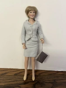 "Muñeca de porcelana Danbury Mint Princesa Diana en el Castillo de Windsor 16"" elegante colección" - Imagen 1 de 4