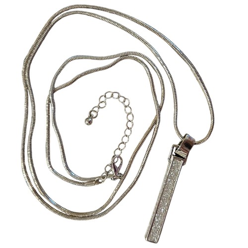 VETEMENTS Collana con ciondolo barra lunga tono argento accento glitter catena serpente regolabile