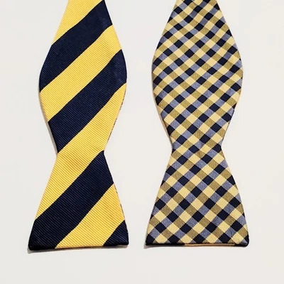 Pajarita Saddlebred 100 % seda azul marino amarillo a rayas a cuadros reversible ajustable Foto 1 de 4