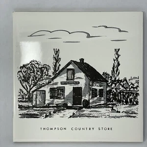 Azulejo vintage blanco y negro Thompson Country Store remache campo cerámica - Imagen 1 de 5