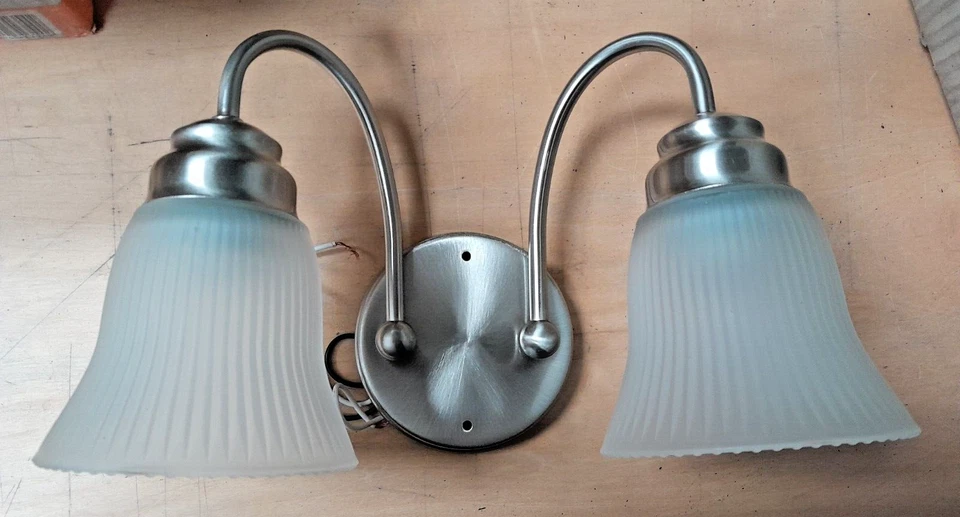 Tocador de baño eléctrico comercial 445 997 2 luces acabado zNickel Foto 1 de 2