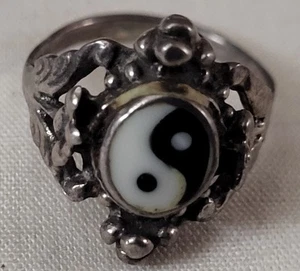 Vintage .925 Sterling Silver YING YANG Cosmic Energy Ring Size 5 Berry Motif - Picture 1 of 11